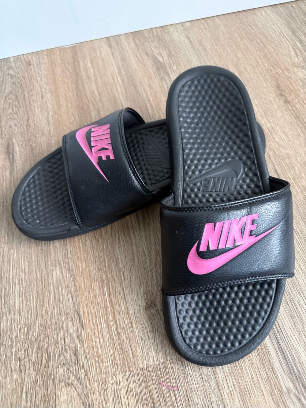 Nike Flip Flops Women’s Black Slide Sandals with Pink Logo Size 9